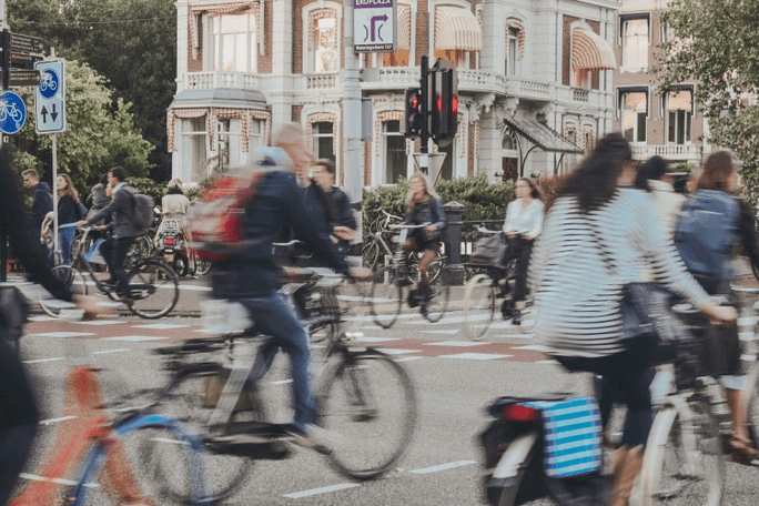 Des cyclistes à l'heure de pointe